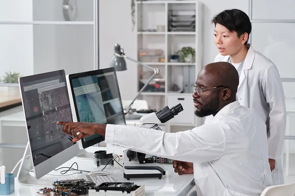 About-two-scientists Scientists in fron of computer
